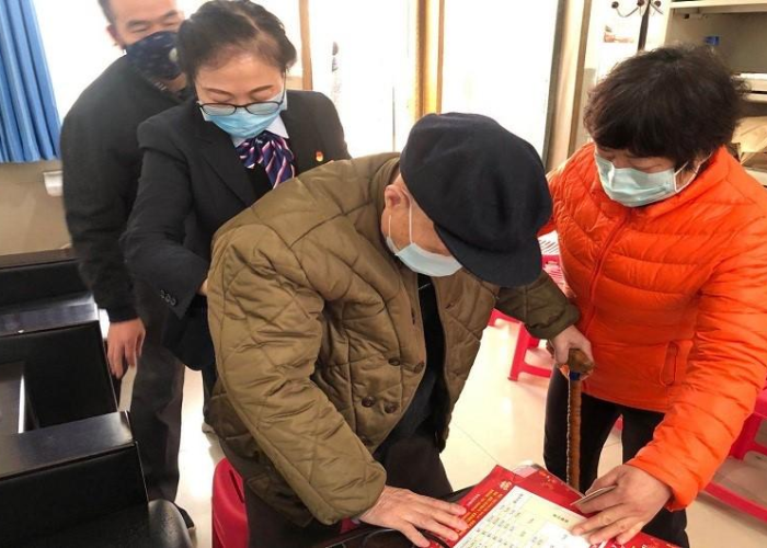 疫情期间志愿者服务照片（疫情志愿者服务照片背影）