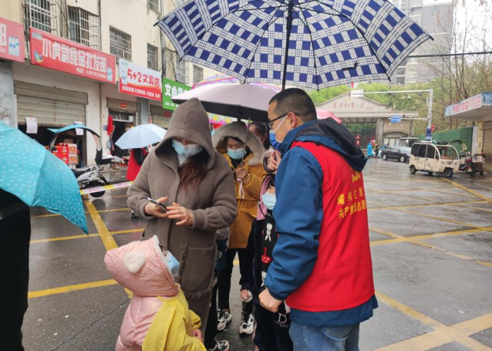 疫情期间志愿者服务照片（疫情志愿者服务照片背影）