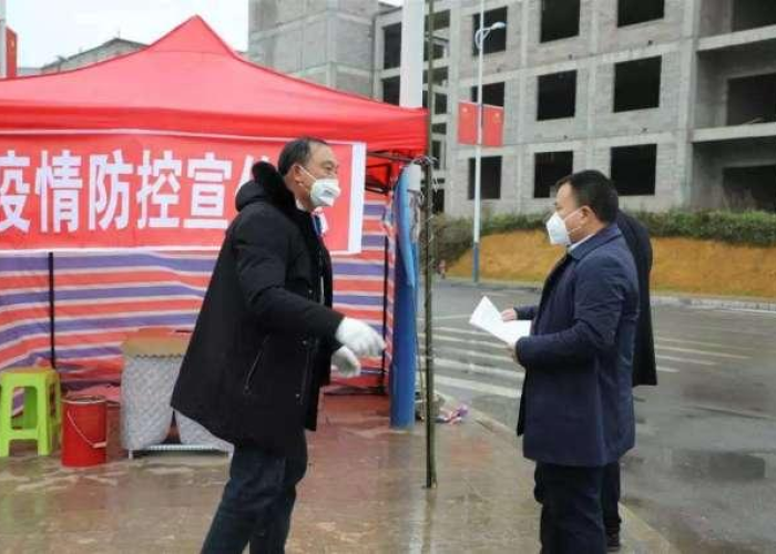 在疫情期间工作人员的辛苦（在疫情期间努力工作）