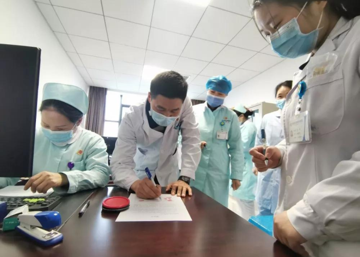 抗击疫情最感人瞬间作文（抗击疫情最令我感动的瞬间800字作文）