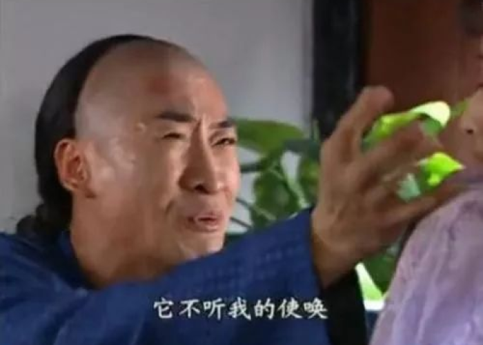 疫情在家理发搞笑视频短片（疫情剪头发的说说）