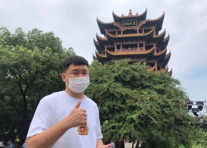 疫情期间武汉小伙街头唱你的答案（武汉疫情唱的什么歌）