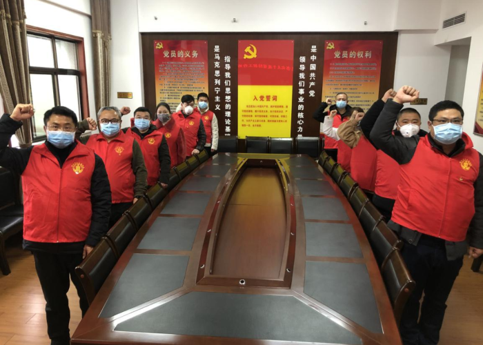 疫情期间坚持在工作岗位上（疫情期间始终坚持工作岗位）