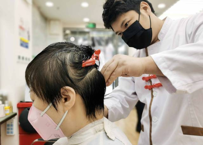 疫情在家理发的文案短句（疫情期间理发店剪头发语）