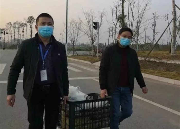 带病坚守疫情一线（带病坚持在疫情防控一线）