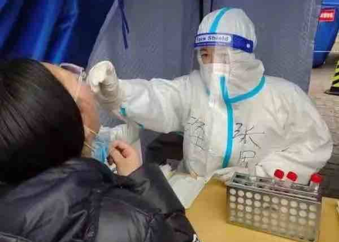 带病坚守疫情一线（带病坚持在疫情防控一线）