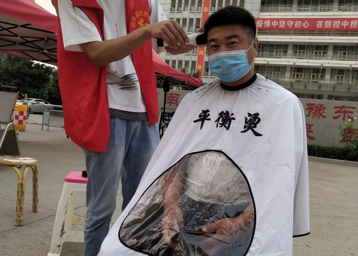 疫情自己在家理发视频短片（疫情自己在家理发视频短片怎么拍）