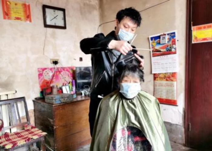 疫情自己在家理发视频短片（疫情自己在家理发视频短片怎么拍）