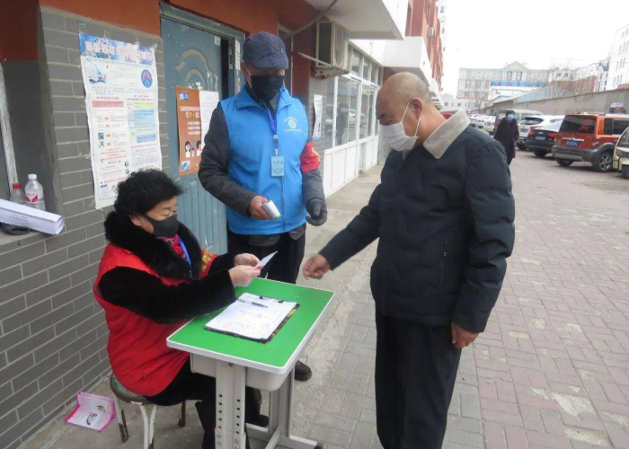 疫情期间带病坚持工作图片（带病坚持抗击疫情）