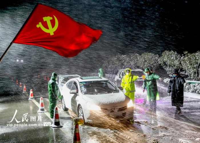 风雪中坚守抗击疫情一线的图片（风雪中的抗疫人）
