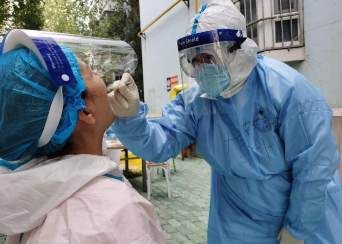疫情期间坚守工作（疫情期间坚守工作岗位,未能照顾家中生病老人报道）