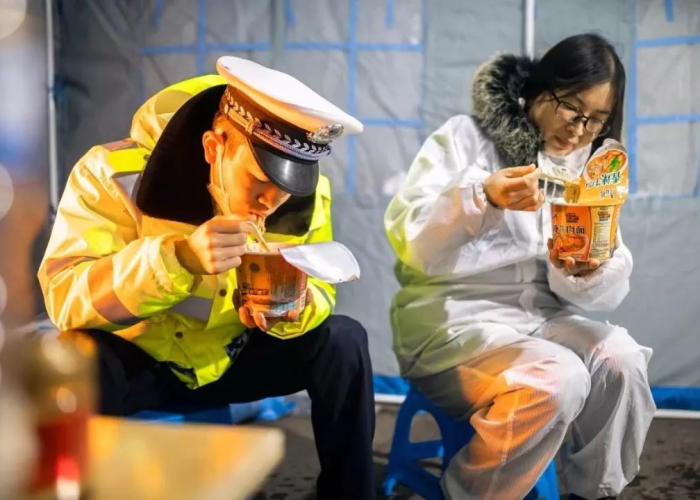 抗击疫情感人瞬间照片（抗击疫情感人瞬间图片）