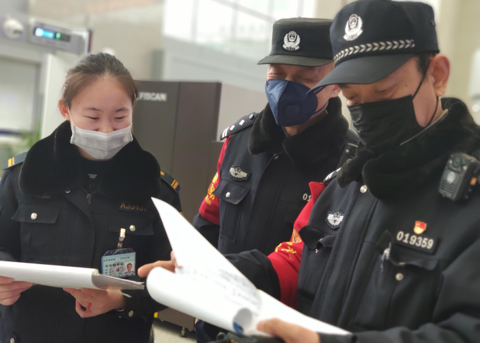 疫情期间普通劳动者坚守岗位（疫情期间工人坚守岗位）