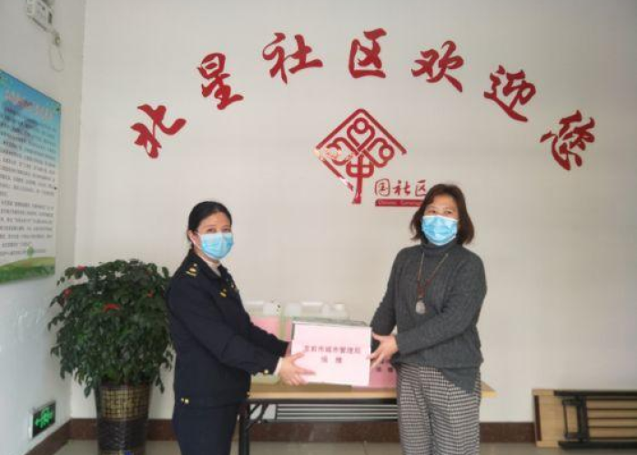 疫情感人事例送消毒液（疫情期间的感人故事捐口罩）
