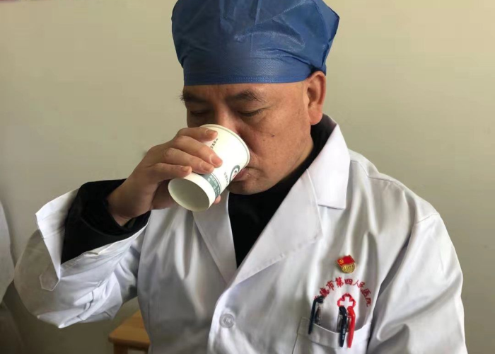 疫情感动瞬间医护人员明星（疫情中感人的医者事迹）