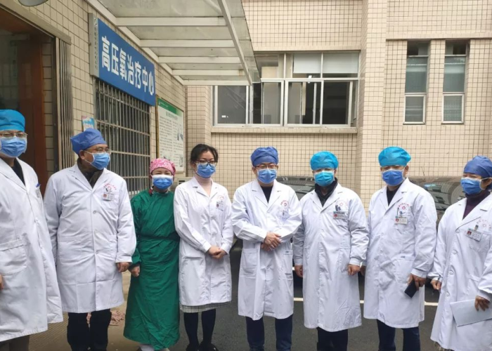 疫情感动瞬间医护人员明星（疫情中感人的医者事迹）