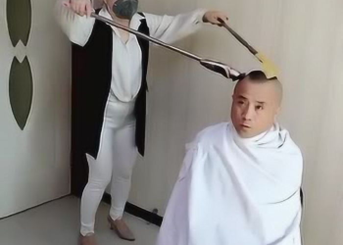 疫情在家理发搞笑视频文案（疫情剪头发的说说）