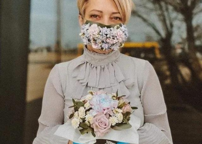 疫情期间医护人员口罩下的脸（医护人员脸上口罩痕迹描写）