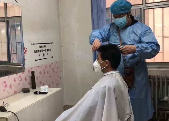 疫情期间理发店剪头发语（疫情期间理发店温馨提示怎么写）