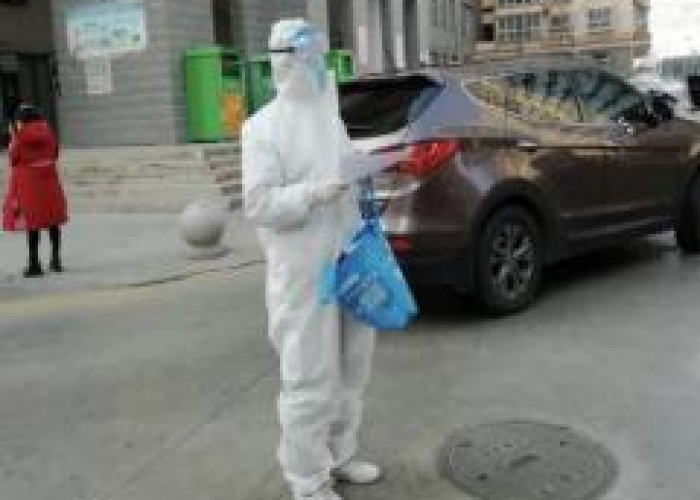 抗击疫情的感人事迹及感受作文（抗击疫情中的感人故事和典型事迹作文）