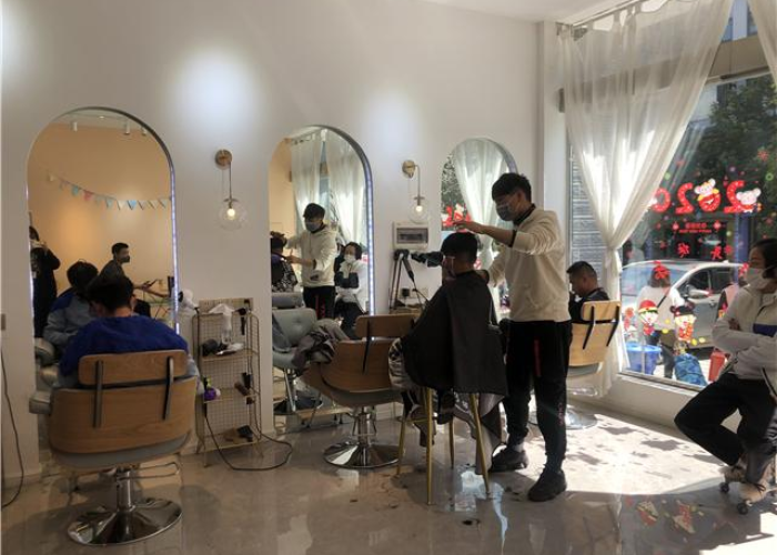 疫情理发店开门营业怎么发朋友圈（疫情 理发店）