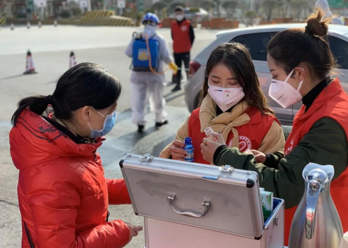 抗击疫情那些催人泪下的感动瞬间（抗击疫情那些催人泪下的感动瞬间600字）