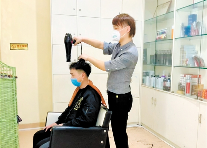 疫情期间理发师上门理发（疫情去理发店安全吗?）