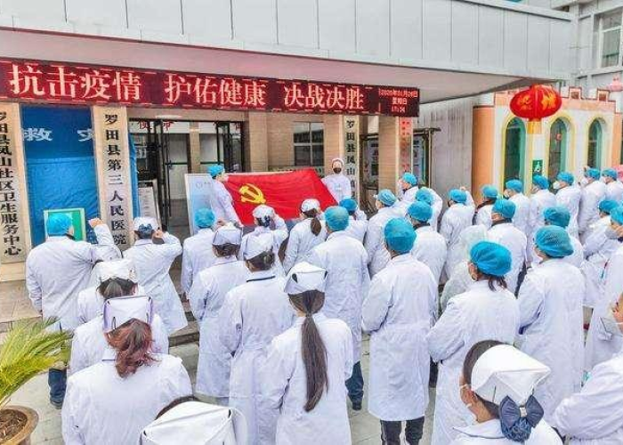 疫情中的白衣天使事迹（疫情中的白衣天使们）