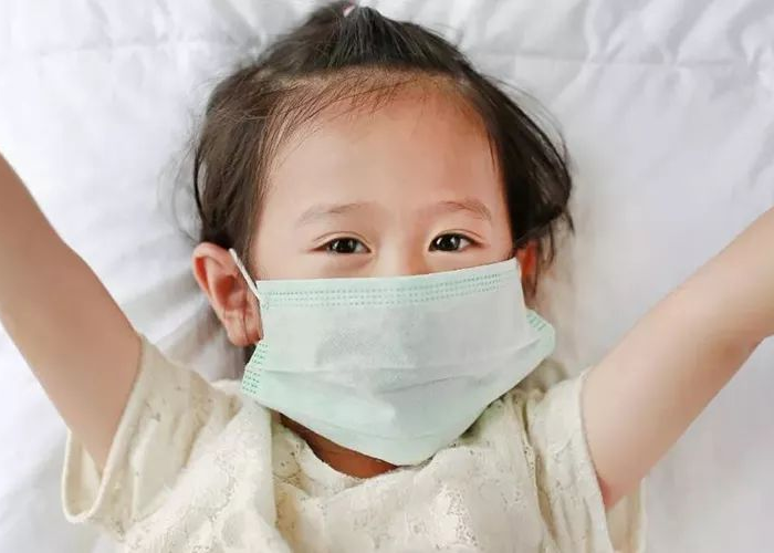 疫情被小孩拽掉口罩的护士（疫情被孩子扯掉口罩的护士）