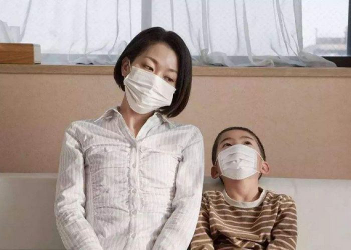 疫情被小孩拽掉口罩的护士（疫情被孩子扯掉口罩的护士）