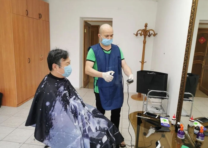 疫情期间给自己理发视频（疫情期间自己理发说说）