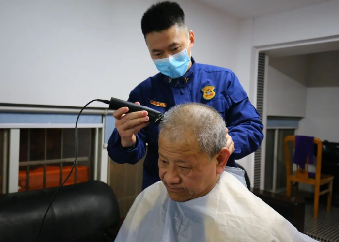 疫情期间理发师为一线消防员理发（疫情期间为职工理发）