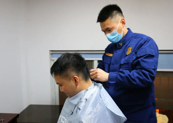 疫情期间理发师为一线消防员理发（疫情期间为职工理发）