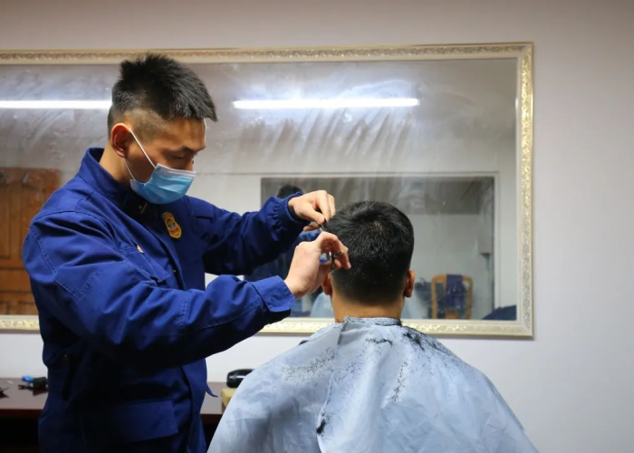 疫情期间理发师为一线消防员理发（疫情期间为职工理发）
