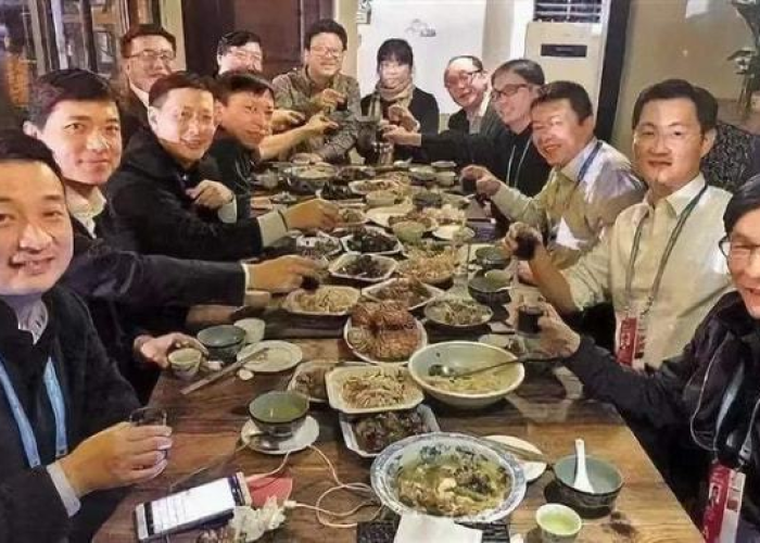 疫情吃饭搞笑配音最近很火的歌曲（疫情饭局段子）