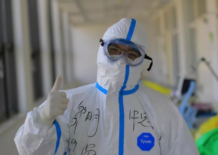 抗击疫情的感人照片（抗疫情感人照片2020）