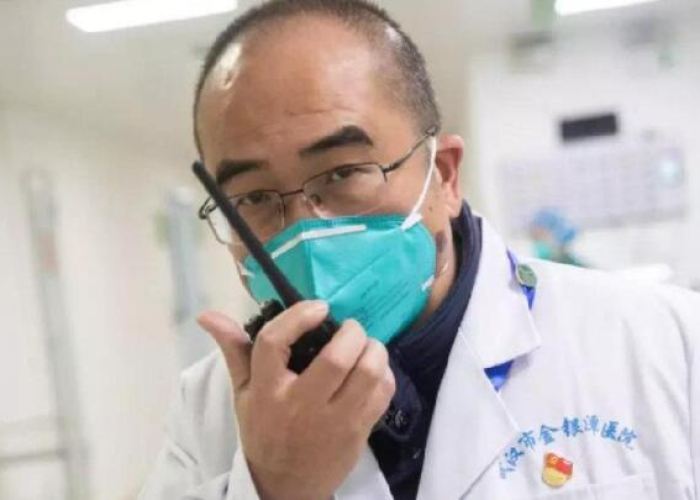 抗疫情61张感人照片（2020抗击疫情感人图片加文字）