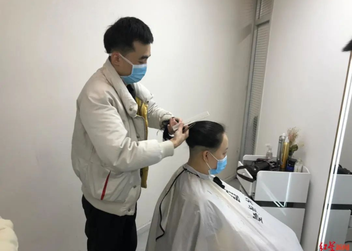 疫情期间理发师上门理发句子（疫情期间理发店剪头发语）