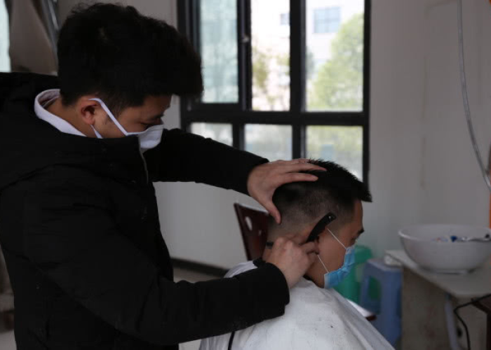 疫情期间理发师上门理发句子（疫情期间理发店剪头发语）