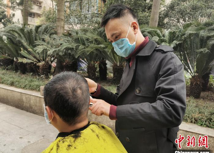 疫情期间理发师免费理发（疫情期间理发师为居民理发）