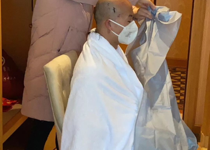 疫情自己理发教程男（疫情在家剃光头）