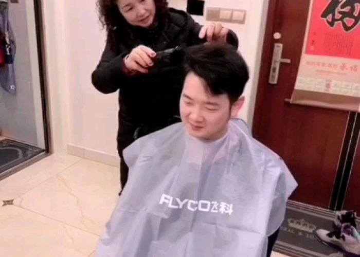 疫情在家剪头发的说说（疫情期间在家理发的朋友圈）