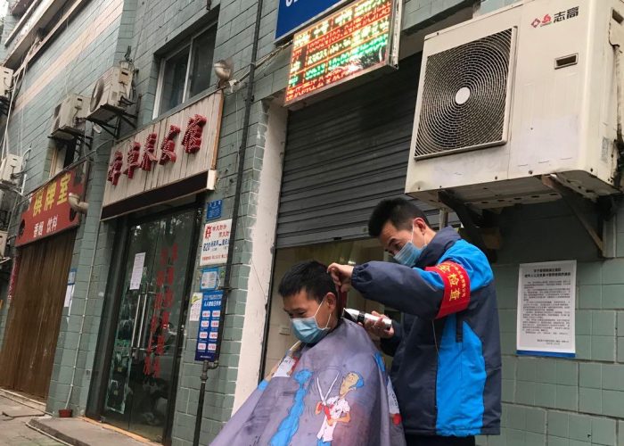 疫情期间理发师义务理发（疫情期间理发师义务理发怎么办）