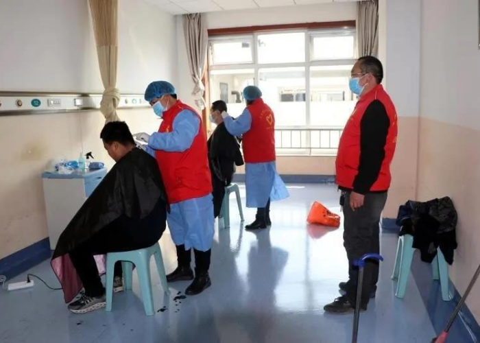 疫情期间理发师义务理发（疫情期间理发师义务理发怎么办）