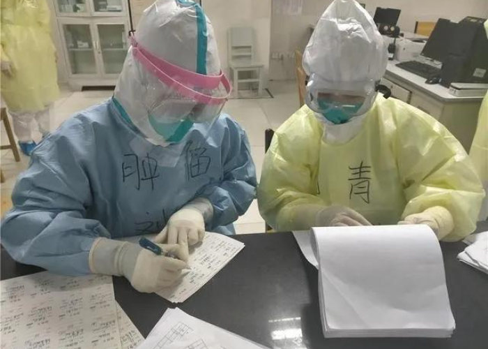 疫情期间摘掉护士口罩的小孩（抗疫被小孩摘掉口罩的护士）