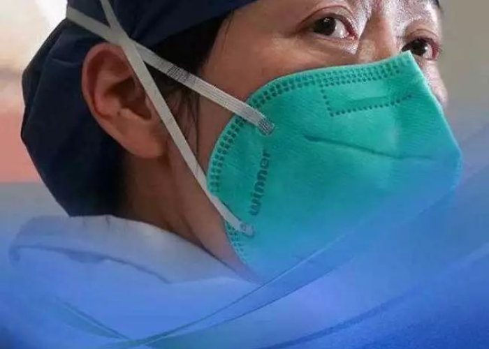 疫情期间摘掉护士口罩的小孩（抗疫被小孩摘掉口罩的护士）