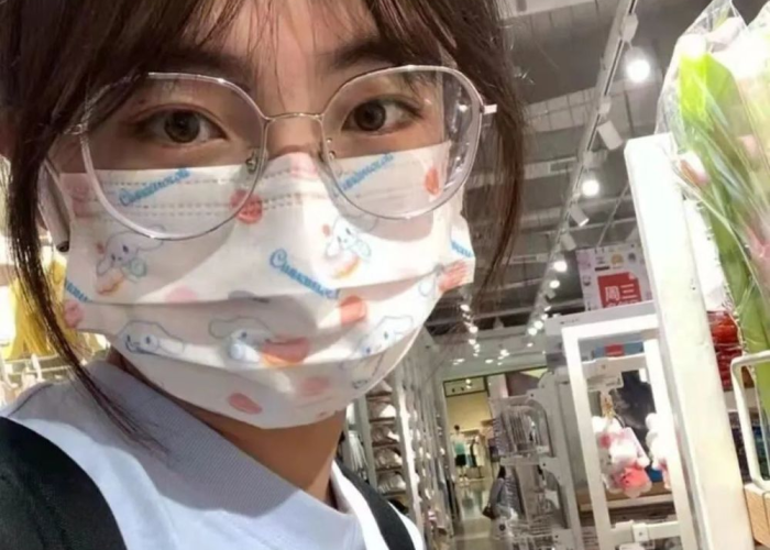 疫情戴口罩的女生头像（疫情期间戴口罩的美女照片）