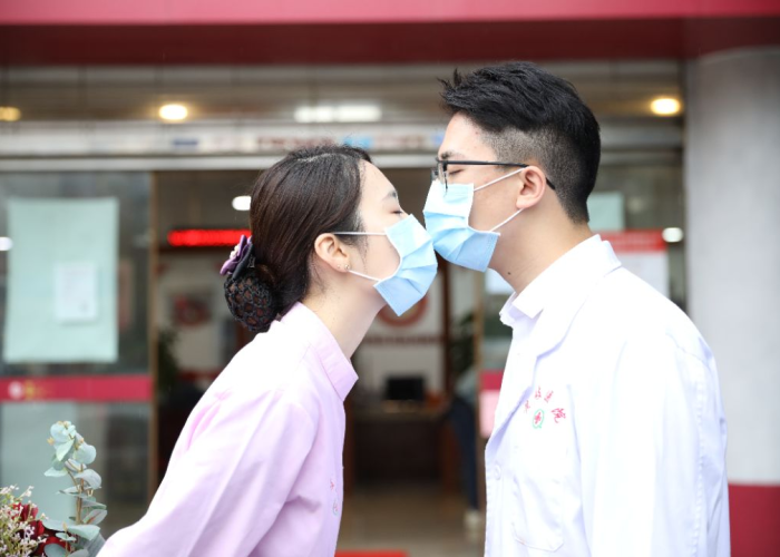 新冠疫情的感人爱情事件（新冠疫情的感人爱情事件有哪些）