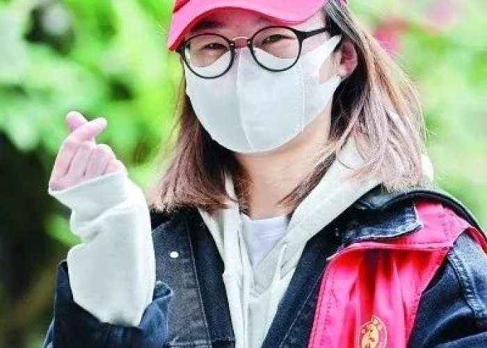 疫情志愿者照片女生（疫情志愿者图片大全励志图片）