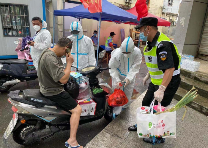 疫情让保安到了人生巅峰（疫情期间保安的感人故事作文）